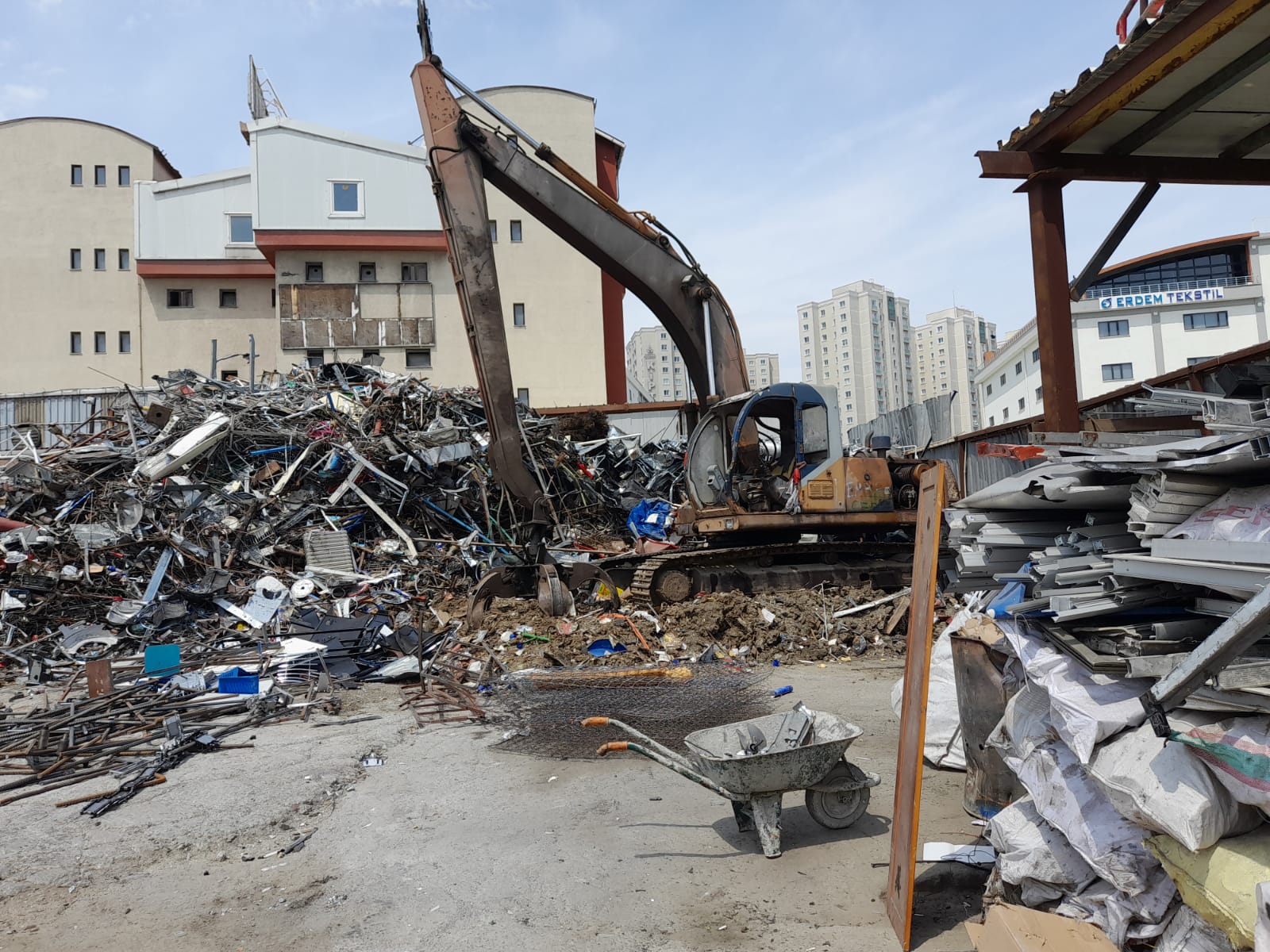 Yerinde hurda alımı ve profesyonel geri dönüşüm çözümleriyle metal hurdalarınızı değerinde alıyor, hızlı fiyatlandırma ve güvenli taşıma hizmeti sunarak İstanbul genelinde bireysel ve kurumsal müşterilere planlı hurda ticaret hizmeti sağlıyoruz.